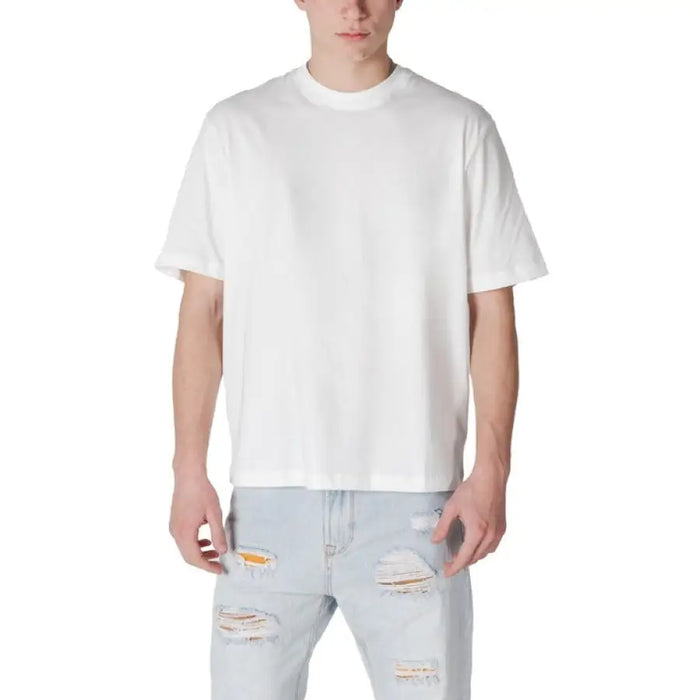 White crew neck t-shirt from Armani Exchange made of 100 percent cotton