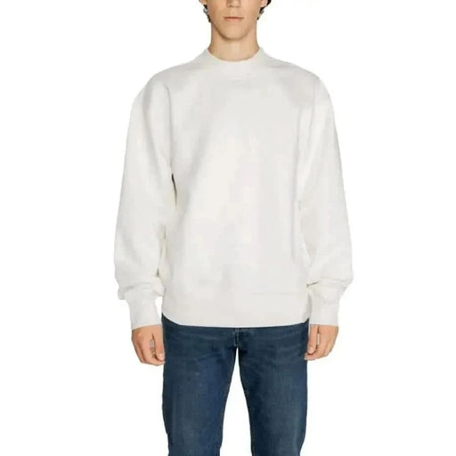 Sweat-shirt blanc à col rond porté par un mannequin, mettant en valeur Calvin Klein Sweat-shirts pour hommes