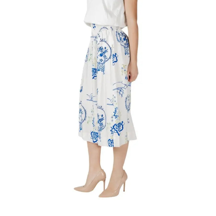 White midi skirt with elegant blue floral pattern and floral design for sophisticated style