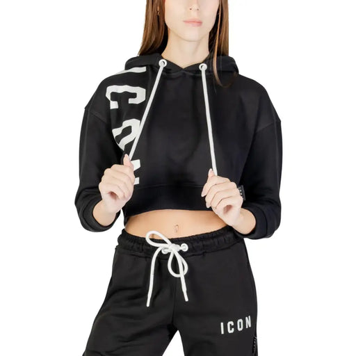 Sweat à capuche court noir avec cordons blancs et inscription en gras sur les manches, sur un sweat-shirt blanc en coton mélangé pour femme