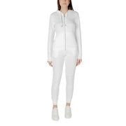 White hooded tracksuit displayed, ideal for casual and athletic wear