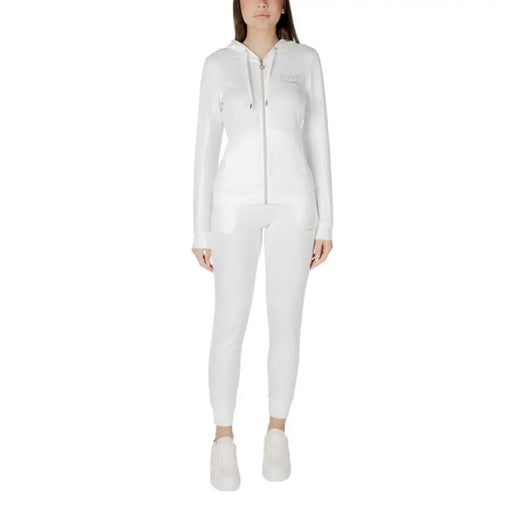 White hooded tracksuit displayed, ideal for casual and athletic wear