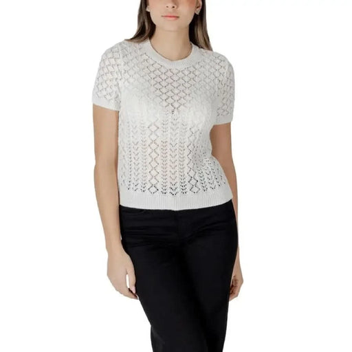 White knit short-sleeved top for women, featuring a round neck design