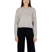 Pull blanc à manches longues et col rond pour femme, en maille côtelée beige douce, coupe décontractée et manches longues.
