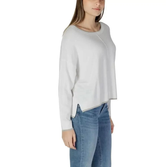 White long-sleeved Liu Jo casual sweater with side slits and round neck design