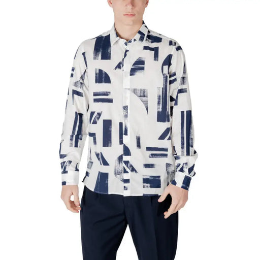 White long-sleeved shirt with blue geometric pattern from Antony Morato Men’s collection