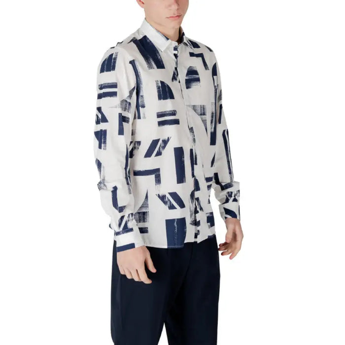 White long-sleeved shirt with blue geometric pattern from Antony Morato Men’s collection