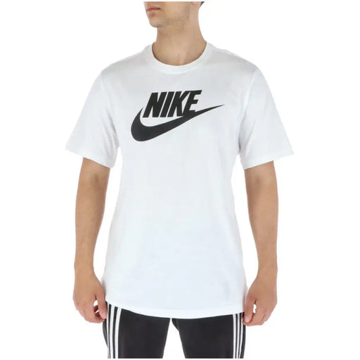 Blanc Nike T-shirt affiché sur une page produit pour Noir Nike T-shirt à manches courtes