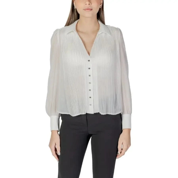 White pleated blouse with long sleeves and fitted cuffs from Morgan De Toi collection