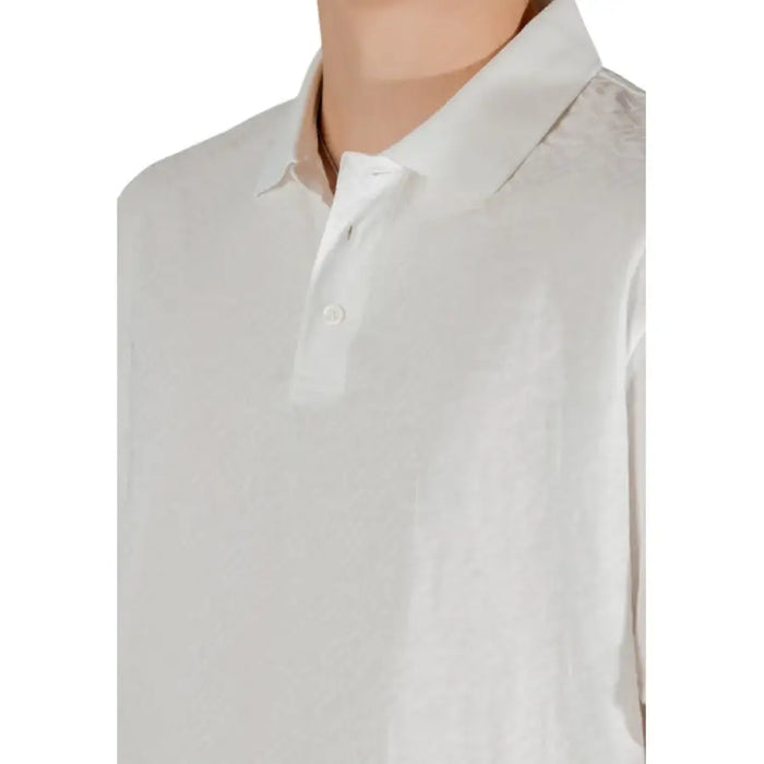 White polo shirt from Armani Exchange, crafted in soft cotton for men’s fashion