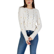 Pull blanc en maille torsadée, mélange de coton, orné de broderies florales dorées.
