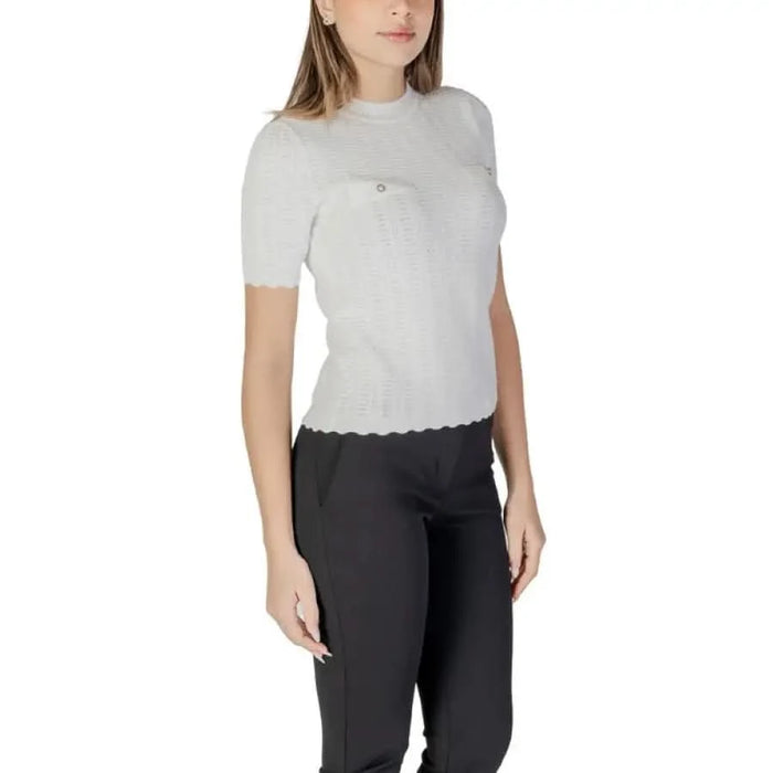 White ribbed short-sleeve top with scalloped edges from Morgan De Toi women’s collection