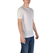 Men’s white short-sleeved round neck T-shirt paired with blue jeans for fall winter style