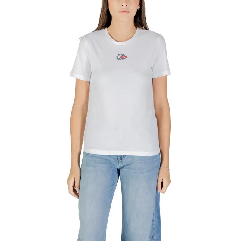 White short-sleeve round neck cotton T shirt paired with light wash blue jeans for women