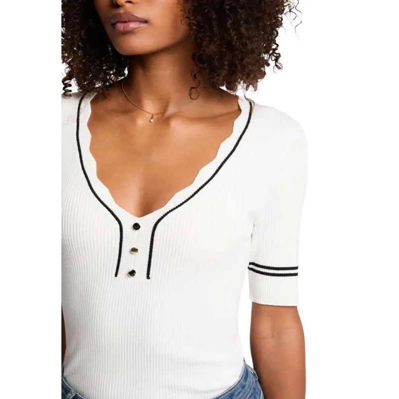 Pull blanc à manches courtes et col en V top pour femmes avec bordures et boutons noirs