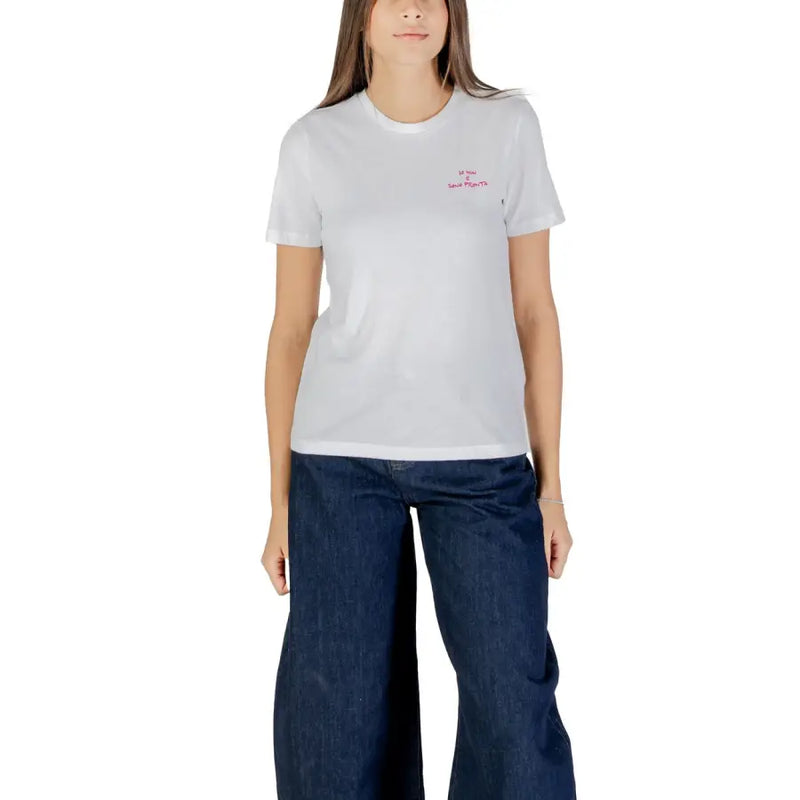 White short-sleeve round neck cotton T-shirt paired with dark wash wide-leg jeans for women