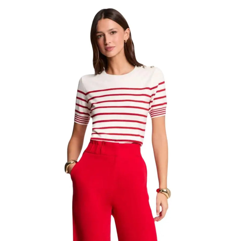 Pantalon rouge taille haute à coupe ajustée et pull rayé blanc top