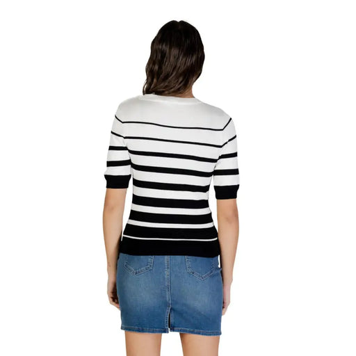 Femme en cardigan à manches courtes boutonné à rayures blanches, rayures horizontales noires et blanches