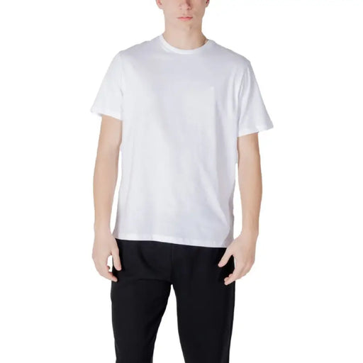 T-shirt noir à manches courtes pour homme, porté avec du blanc T-shirt et un pantalon noir