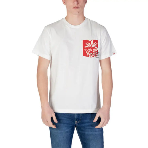 Blanc T-shirt avec une poche à motif floral rouge pour un style décontracté et élégant