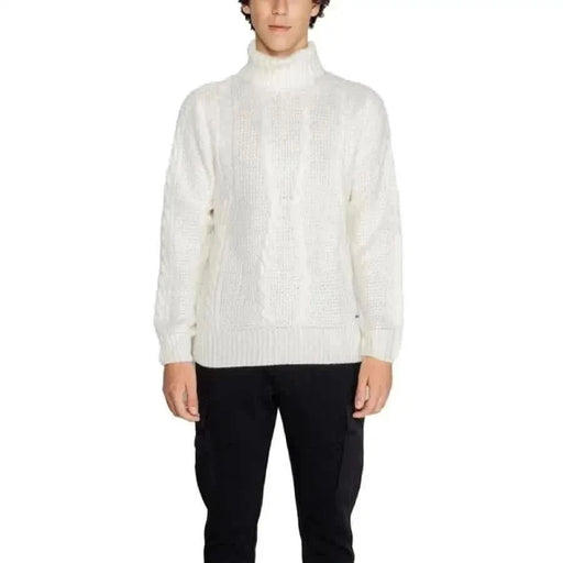 White turtleneck sweater worn by a model from Gianni Lupo Men Knitwear collection