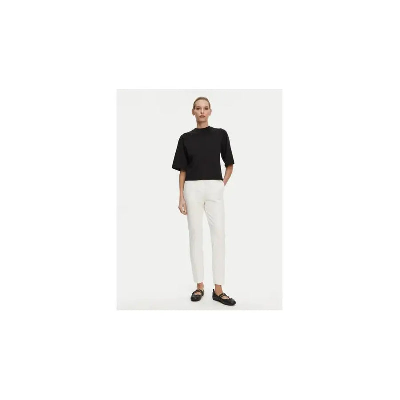 T-shirt noir à manches courtes top avec un col montant et une coupe décontractée, associés à un pantalon blanc en mélange de viscose par Pinko