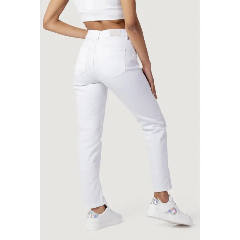 White women’s high-rise straight-leg jeans with subtle stitching for spring summer wear