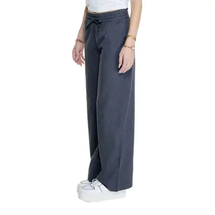 Wide-leg gray sweatpants with drawstring waist by Jacqueline De Yong Women Trousers