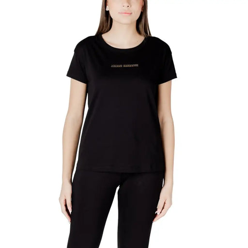 Femme portant un haut noir à manches courtes T-shirt et un pantalon noir mettant en valeur Armani Exchange T-shirt blanc en coton imprimé pour femme