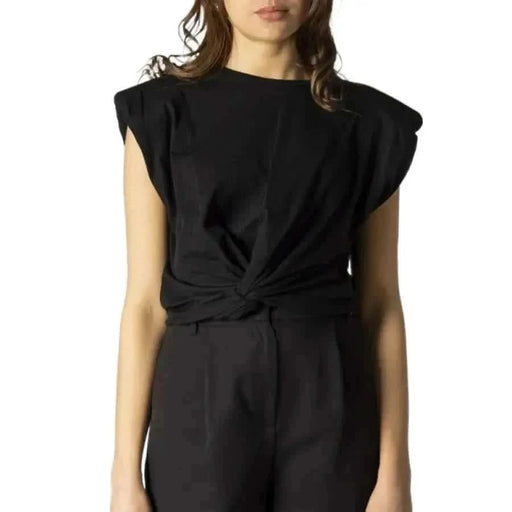 Hanny Deep femme en noir top pour le printemps-été, élégant Hanny Deep shorts de genre