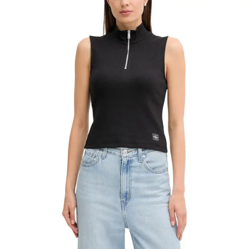 Femme portant Calvin Klein Jeans col roulé blanc sans manches à fermeture éclair top et denim délavé clair
