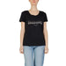 Woman in black Blauer T-shirt with ’person’ for urban style clothing fashion