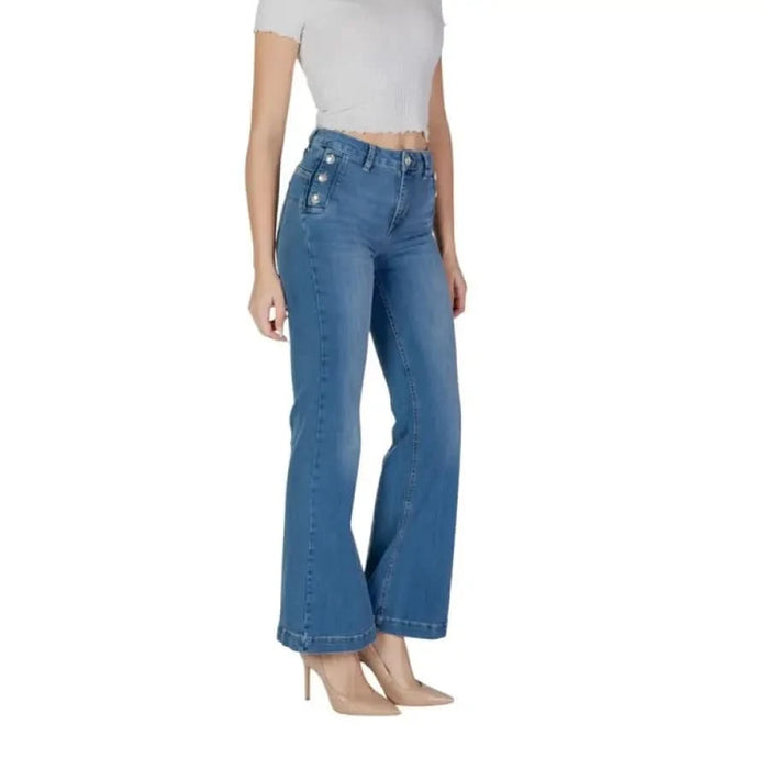 Woman wearing Liu Jo Women’s blue plain wide-leg jeans with pockets