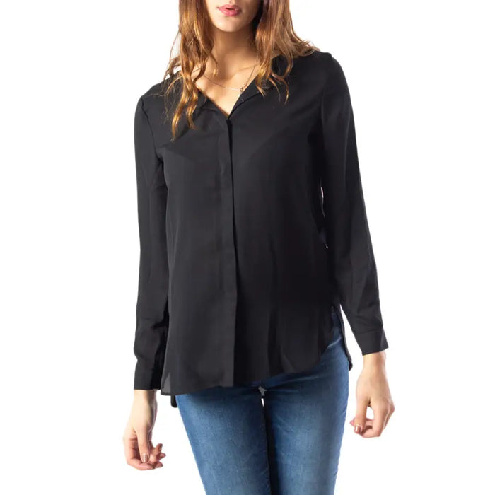 Woman wearing Vila Clothes black V-neck long-sleeve shirt and blue jeans