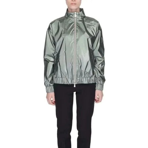 Style urbain : Femme portant Suns - Suns veste argentée et pantalon noir