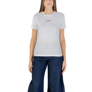 Woman wearing White Short Sleeve Round Neck Cotton T Shirt for Women Spring Summer with dark blue wide-leg jeans