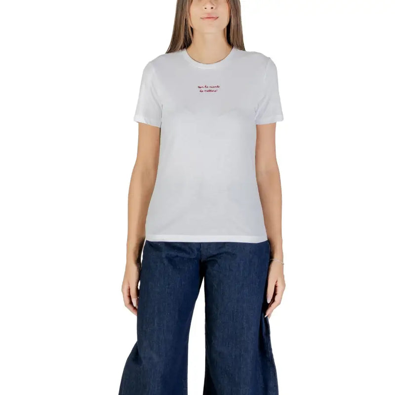 Woman wearing White Short Sleeve Round Neck Cotton T Shirt for Women Spring Summer with dark blue wide-leg jeans