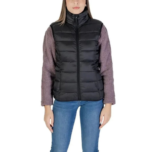 Woman’s black puffer vest with textured sleeves in B.young nylon turtleneck gilet