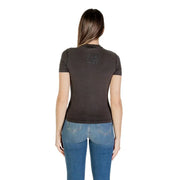 Woman wearing dark grey fitted short-sleeve T-shirt with blue jeans for Desigual Spring Summer collection