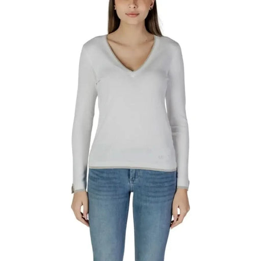 Woman’s black long-sleeved V-neck sweater from Liu Jo for elegant casual wear