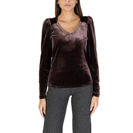Woman’s long-sleeved velvet top in B.young Brown V-Neck Knit Sweater display