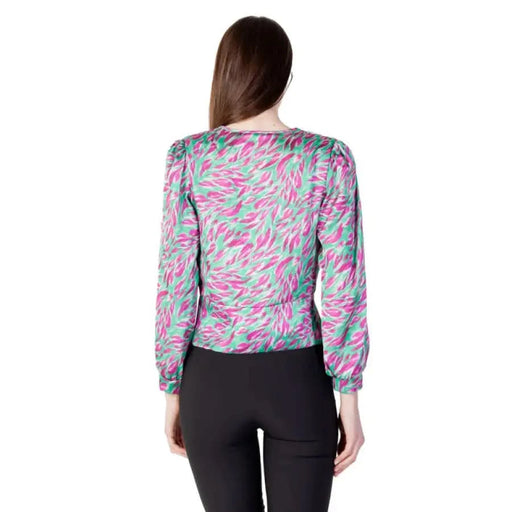 Woman wearing Rinascimento Women’s Green V-Neck Printed Blouse with patterned long sleeves