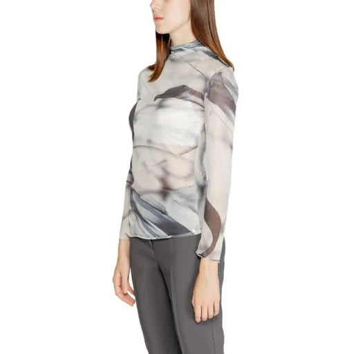 Rinascimento Women’s Grey Printed Turtleneck Sweater with a stylish patterned design