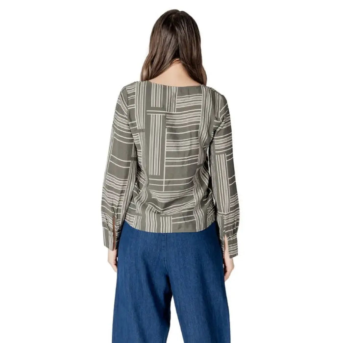 Woman’s patterned long-sleeved blouse displayed in the Women’s Patterned Long Sleeve Blouse product image
