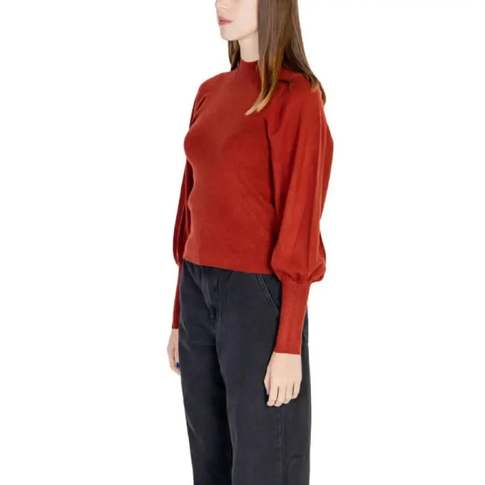 Woman wearing Vero Moda Bordeaux Turtleneck Sweater with balloon sleeves in rust color