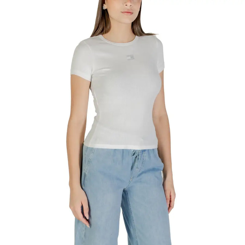 Woman wearing a white short-sleeve Tommy Hilfiger T-shirt with subtle logo on chest