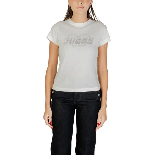 Femme portant Guess Active chemise blanche à manches courtes T-shirt avec GUESS logo à l'intérieur d'un cœur