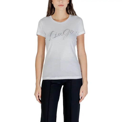 Femme portant une robe blanche Liu Jo manches courtes T-shirt avec logo en strass argentés