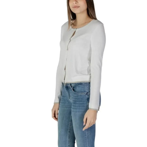 Woman wearing Liu Jo white long round neck cardigan with blue jeans