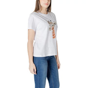 Woman wearing Liu Jo white cotton short-sleeve t-shirt with giraffe print and blue jeans